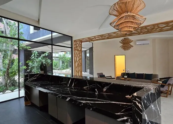 Luxury 2br Steps Away From The Clubs